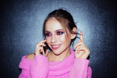 moda makyaj ile kadın. Makyaj kozmetik cilt bakımı. Güzellik salonu. Kadının moda portresi. Dudaklarında ruj olan kız. telefon görüşmesi. akıllı telefon ile mutlu kız. moda tarzında makyaj