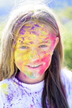 Kuru renk konsepti. olumlu ve neşeli. Mutlu gençlik partisi. Iyimser. Bahar titreşimleri. Çılgın hipster kız. sonbahar havası. renkli neon boya makyaj. yaratıcı vücut sanatı ile çocuk. holi festivali