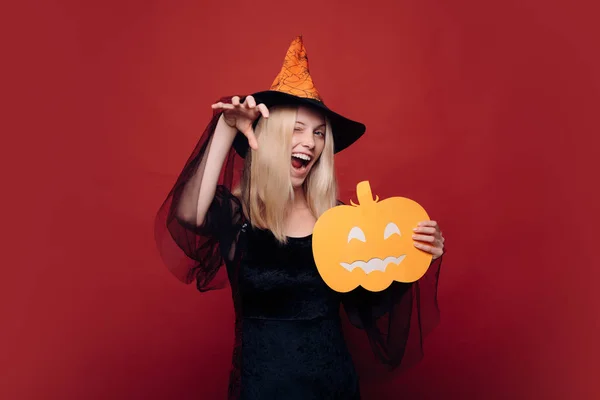 Emotionele jonge vrouw in Halloween kostuum op Halloween Party over witte achtergrond. Uitziende camera. Glamour mode sexy vampier dame met heks kostuum. Vampier Halloween vrouw portret. — Stockfoto