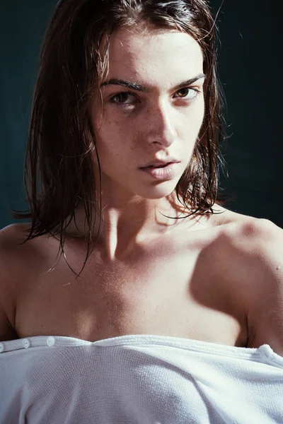 美しい若い濡れ少女。素晴らしい女性の肖像画。自然美女. — ストック写真