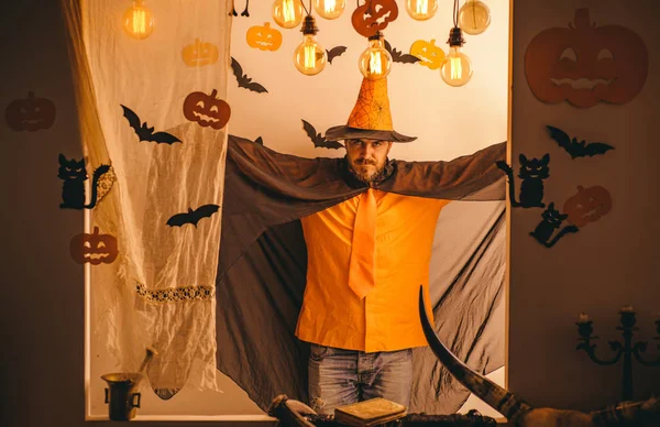 Hombre de Halloween con calabaza en la oscuridad. Magia, encantamiento, brujería . —  Fotos de Stock