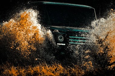 Dağ yolunda yoldan çıkar. Sefer offroader. Çamurda izin iler. 4x4 Off-road suv araba. Offroad arabası. Safari. Off-road yarışçamur ve su sıçraması.