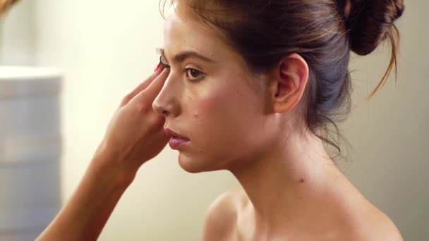 Vacker brunett kvinna målar ögonbrynen. Vacker kvinna make-up. Skönhetskoncept. — Stockvideo