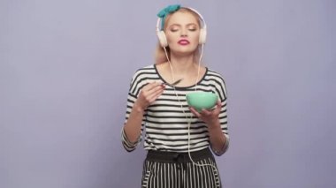 Retro disko dans, Vintage kulaklıklar. Retro pin up kız kadın kadın ev hanımı renkli üst giyiyor. Vintage temizlikçi kadın.