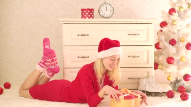 Santa ragazza in abito elegante. Ragazza sensuale per Natale. Festeggiamenti glamour nuovo anno. Buon Natale e felice anno nuovo . — Video Stock