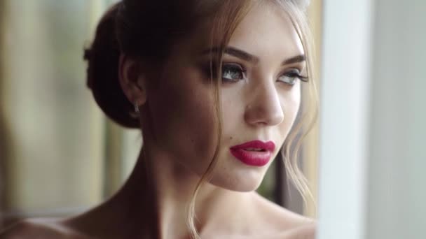 Mooie vrouw gezicht met make up-close-up. Vrouwelijk jong model Beauty concept. Portret van mooie vrouw met naakt make-up. Mooie meid. Blanke vrouw model poseren binnenshuis. — Stockvideo