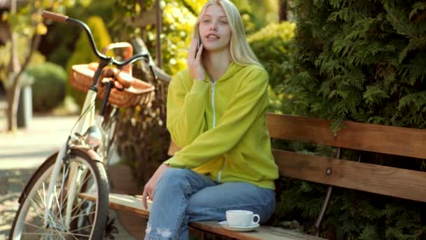 5G, 4G, LTE e Internet móvil. Alegre hermosa chica en suéter verde al aire libre en hermoso día de otoño . — Vídeos de Stock