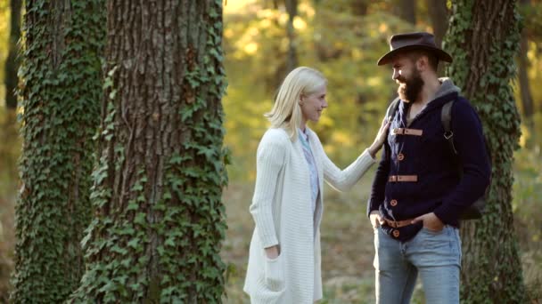 Moda modelos otoñales posando en parque. Otoño y caída de hojas Sueños. Mujer bonita y hombre guapo caminando en el parque y disfrutando de la hermosa naturaleza otoñal . — Vídeos de Stock