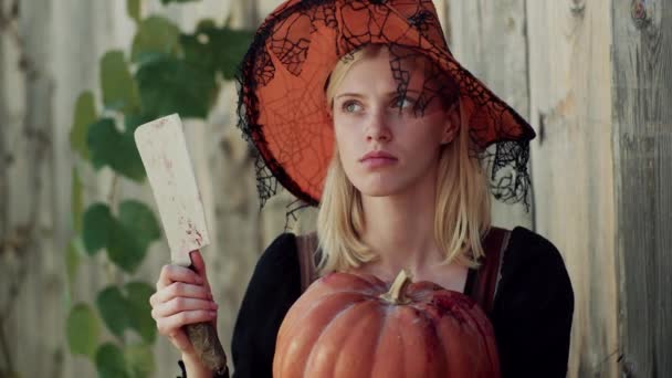 Ganska Halloween flicka. Happy Halloween med rolig kvinna. Lyckliga unga kvinnor i Witch Halloween kostymer över trä bakgrund. — Stockvideo