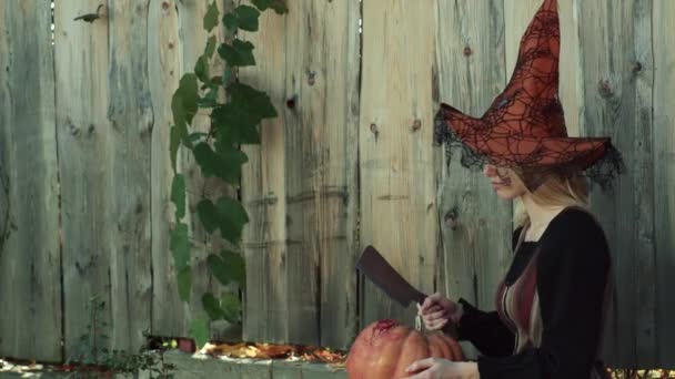 Feliz Dia das Bruxas. Jovens mulheres emocionais em trajes de Halloween. Feliz Halloween com uma mulher engraçada. Menina jogar com abóboras e tratar . — Vídeo de Stock