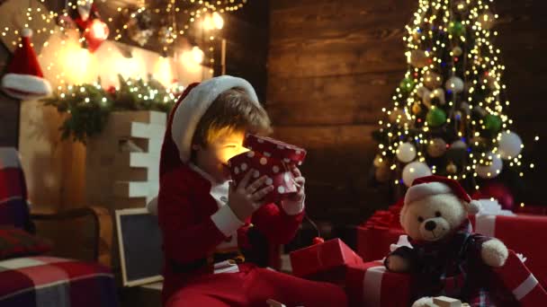 Vrolijk kerstfeest en gelukkig Nieuwjaar. De ochtend voor Kerstmis. Winter Kerst emotie. Nieuwjaar kerst concept. Kinderen genieten van de vakantie. — Stockvideo