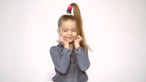 Gelukkige mensen lachende kinderen emoties. Verrassing kind. Schattig meisje-Crazy Cool winking. Gekke mensen. Grappig gezicht. Kinderen blij. Grappig meisje emoties. Kinderen grappige uitdrukking. — Stockvideo