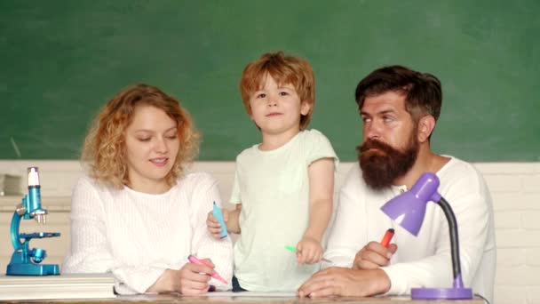 Zurück zur Schule. Familientag. Bildung für Kinder und Bildung für Schüler. Lehrertag. Unterrichtsbeginn. Kinder im Vorschulalter. Schulgemeinschaftspartnerschaftsmodelle. Grundschüler. — Stockvideo