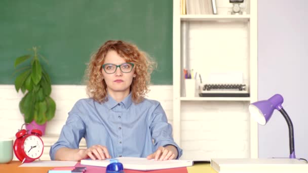 Leer-en onderwijsconcept. Jonge serieuze vrouwelijke student studeren op school. Jonge gelukkige student. Leraar is bekwame leider. Middelbare school concept. — Stockvideo