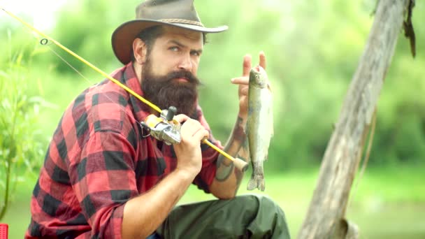 Vacaciones de verano y concepto de personas. Pesca con mosca de trucha. Trucha arco iris Steelhead. Diferencia entre la pesca con mosca y la pesca regular. Hombre feliz sosteniendo cañas de pescar . — Vídeo de stock