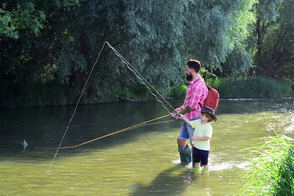 Concetto di famiglia uomo felice - pesca e divertirsi insieme. Generazioni età: padre e figlio. Pesca nel fiume. Vecchi e Giovani. Felice famiglia amorevole . — Foto Stock