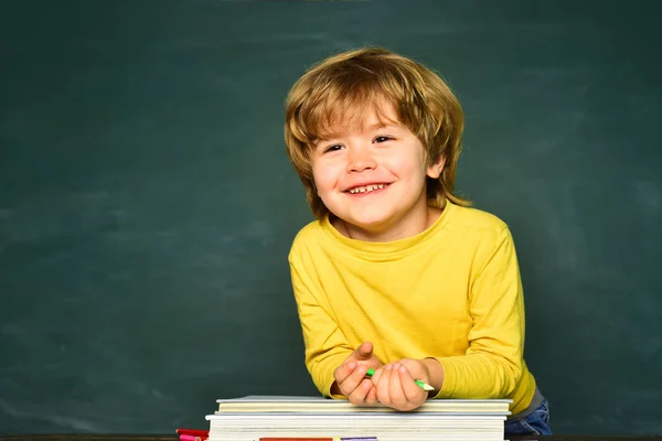 Piccolo studente felice con un ottimo voto. Piccoli bambini a scuola. Primo giorno di scuola. Ragazzi della scuola felici. Classe. — Foto Stock