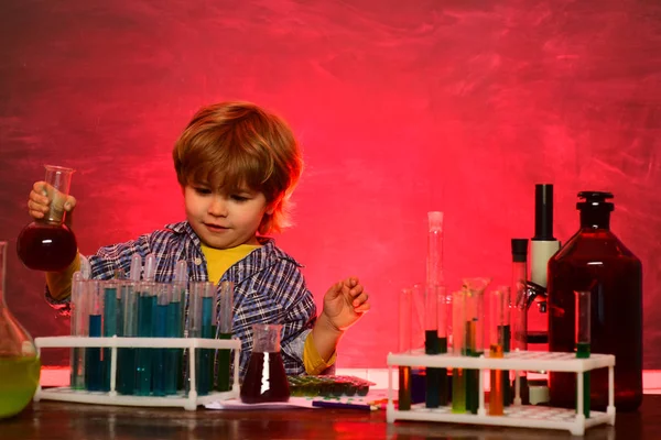 De vuelta a la escuela - la educación concet. Niño de la escuela primaria. Química de primer año. Experimentos de biología con microscopio. Educación. Lección de química — Foto de Stock