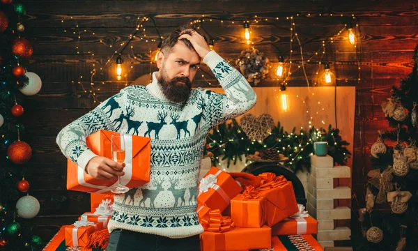 Jultomten önskar god jul. Dålig tomte i tomteluva. Styling man med ett långt skägg poserar på trä bakgrund. Gott nytt år. Jultomten gåva. — Stockfoto