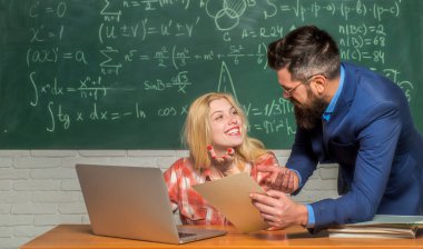 Öğretmenler günü. Bilim ve eğitim konsepti. Öğretmenlik işi - meslek ve öğrenme konsepti. Erkek ev öğretmeni, kıza derslerinde yardım ediyor. Okul matematik dersleri.