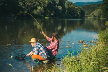 İnsan balıkçı balık yakalar. Sinek avcılığı en çok alabalık grisi ve somon yakalamak için kullanılan bir yöntemdir..