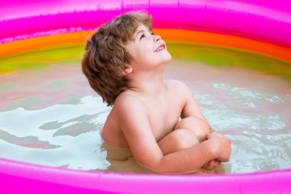 暑假和度假理念。小男孩在游泳池里玩得很开心。小女孩在游泳池里玩得很开心。在游泳池中享受. — 图库照片