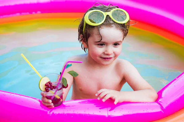 孩子在夏天玩得开心。在阳光明媚的日子里,快乐的孩子在游泳池里玩得很开心。小女孩在游泳池里玩得很开心。快乐的小男孩在游泳池放松. — 图库照片