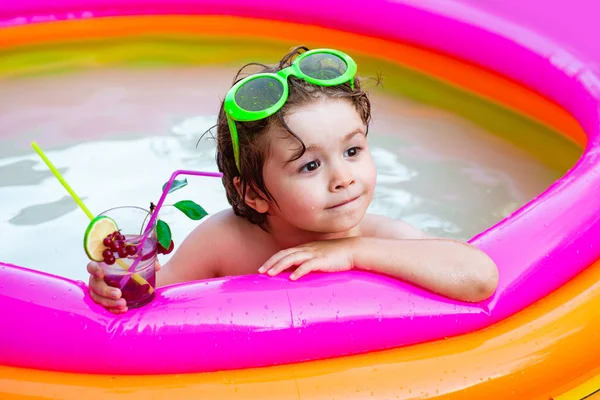 可爱的孩子在游泳池放松。马尔代夫或迈阿密海滩水域。炎热的夏天,快乐的小男孩在户外的游泳池里玩耍。鸡尾酒饮料. — 图库照片