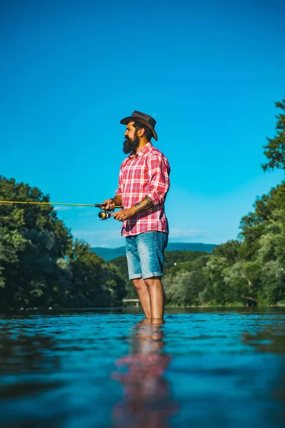 Fliegenfischen ist am bekanntesten als Methode zum Fangen von Forellen und Lachsen. Angler. Fliegenfischen in der unberührten Wildnis Europas. — Stockfoto