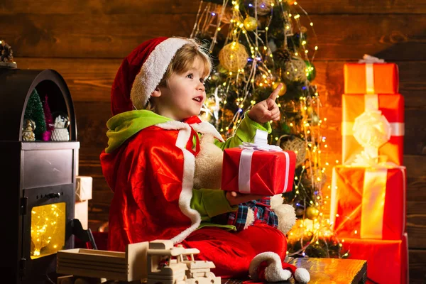 Marzycielski Baby Toddler w Wigilię Bożego Narodzenia. Wierzcie w Boże Narodzenie cud. Chcesz spotkać Świętego Mikołaja. Ferie zimowe. Szczęśliwego dzieciństwa. Wesołych Świąt i szczęśliwego nowego roku. Urocze dziecko grać w domu — Zdjęcie stockowe