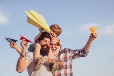 Üç farklı nesiller Yaş: Büyükbaba baba ve çocuk oğlu birlikte. Baba ve oğul açık zevk. Erkek çok nesil aile. Sevimli oğul ile baba oyun açık.