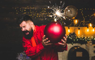 Kırmızı elbiseli Noel adamı bomba taşıyor. Noel Baba 'da bomba var. Noel indirimi. Yeni yıl indirimi. Komik Noel Baba. Noel hazırlığı.