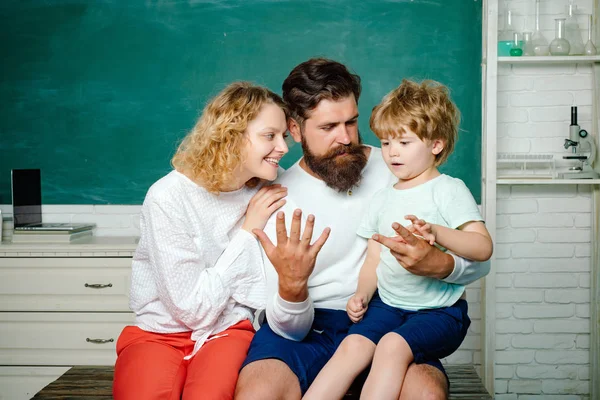 Szám és matek megszámlálása az ujjon. Főoldal családi matematikai iskola-szülők tanítása gyerekek magánórák matematikai. Iskolás gyerekek. Boldog család. Számolás-ra ujjak. — Stock Fotó
