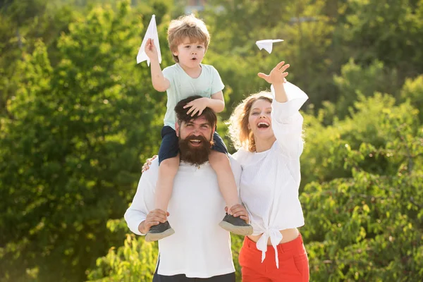 Couple romantique rétro hipster amoureux d'un enfant heureux. C'est drôle. Les gens s'amusent dehors. Adoptez un enfant. Père mère et fils s'amusent et jouent dans la nature. Garde d'enfants . — Photo