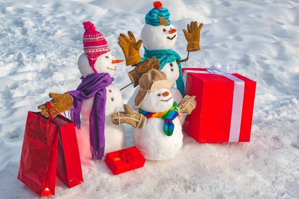 Feliz Navidad y feliz año nuevo tarjeta de felicitación con espacio para copias. Feliz muñeco de nieve familiar sonriente - concepto de descuento de venta. Divertido grupo de muñecos de nieve familia celebrar regalo de Navidad . —  Fotos de Stock