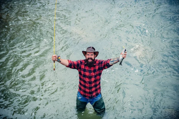 釣りは人気のレクリエーション活動になりました。男釣り成功した釣りの概念。魚を捕まえる. — ストック写真