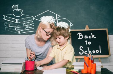 İlköğretim-eğitim ve öğrenme çocuk kavramı. Eğitim ve öğretim konsepti. Blackboard arka plan-kopya alanı. İlkokuldan çocuklar.