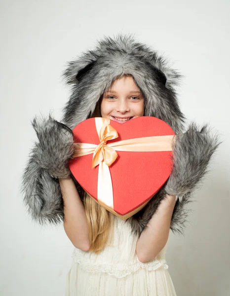 Je t'aime. Petite fille porter un chapeau d'hiver écharpe. Tendances mode hiver pour les enfants. Saint Valentin. cadeau boîte en forme de coeur. coeur rouge. amour. jour de boxe. les courses de la Saint Valentin. présent avec amour — Photo