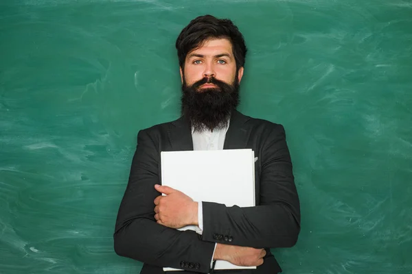 Profesor en clase sobre fondo de pizarra. El éxito académico es mucho más sobre el trabajo duro que el talento innato. Día del conocimiento. Tutoría . —  Fotos de Stock