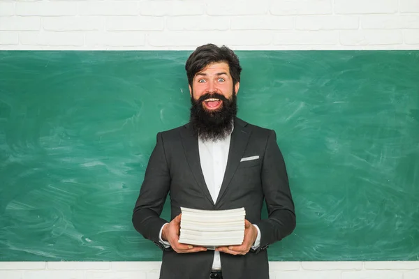 Día del maestro. Concepto de educación y aprendizaje de las personas - Profesora cerca de pizarra. Espacio de copia de concepto de secundaria. Día Mundial de los Maestros. Preparación para el examen en la universidad . — Foto de Stock