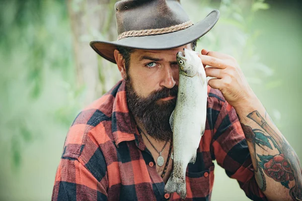 Des poissons attrapant des hameçons. La pêche est devenue une activité récréative populaire. Pêche au bar. Poisson sur le hameçon. Concepts de la pêche réussie . — Photo