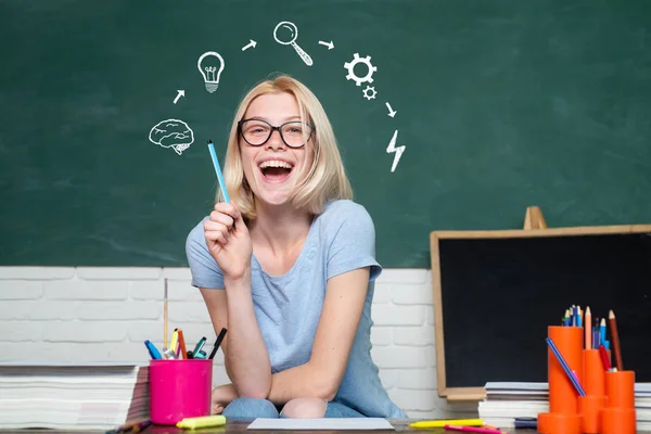 Studentka uvažuje o dvoje práci na univerzitě. Koncept výuky studentů a učitelů. Koncepce učení a vzdělávání. Student univerzity v kampusu. — Stock fotografie