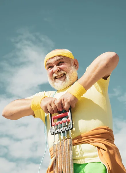 Healthy lifestyle concept. Senior man in health club. Senior man exercising on blue sky. Senior sport man is doing sport outdoors. Grandfather sportsman on blue sky backgrounds. — Stock Photo, Image