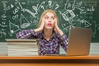 Negatif insan duyguları ifade hissi yaşam algı yüz. Öğrenci kızgın. Çatışma durumu. Desperate kadın öğrenci sınıf arka plan. Dizüstü bilgisayar üzerinde çalışan mutsuz öğrenci.