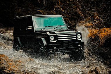 Off-road yarış çamur ve su sıçrama. Dağ yolunda yol yolculuğunda. Çamur üzerinde takip. 4x4 O Offroad araba. Safari. Safari SUV. En iyi off-road araçları.