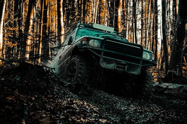 Gezgin off-road aracı. Lastikler yarışa hazırlanıyor. Tekerlekleri ve kumdaki toza dönüşen off-road 'u hareket ettir. 4x4 yolculuk gezisi. Off-road aracı dağa gidiyor..