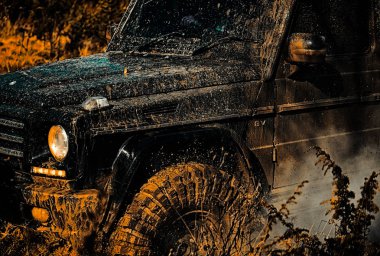 Alt görünümü büyük offroad araba tekerlek ülke road ve dağlar zemin üzerinde. Dağ yolu üzerinde yol seyahat. Çamur üzerinde izlemek. 4 x 4 Off-road suv araba. Offroad araba. 4 x 4 trekking seyahat. Safari.
