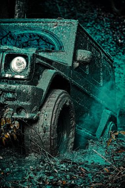 Dağ yolunda Off-Road seyahat. Drag yarış arabası kauçuk yanık. Aşırı. Off-Road arabası. Off-road aracı dağa gider. Yarış için hazırlık lastikleri.