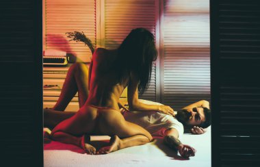 ilişkiye hakim. Aile. Erotik Oyunlar ve masaj rahatlayın. Aşk ve romantizm. Seks oyunları. Genç aşıklar. Yatakta seksi bir çift. seksi çift aşık. Biz güçlüyüz. Sonsuza dek aşk