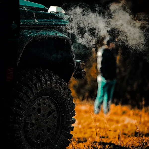 Drag yarış arabası kauçuk yanık. Aşırı. Off-Road arabası. Hareket tekerlekler lastikler ve kum üzerinde toz gider off-road. 4x4 seyahat trekking. Expedition Offroader. — Stok fotoğraf